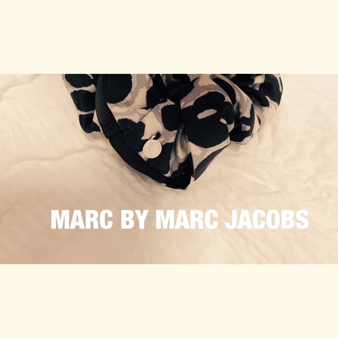 MARC BY MARC JACOBS(マークバイマークジェイコブス)の美品‼️MARC BY MARC JACOBSのシュシュ！ レディースのヘアアクセサリー(ヘアゴム/シュシュ)の商品写真