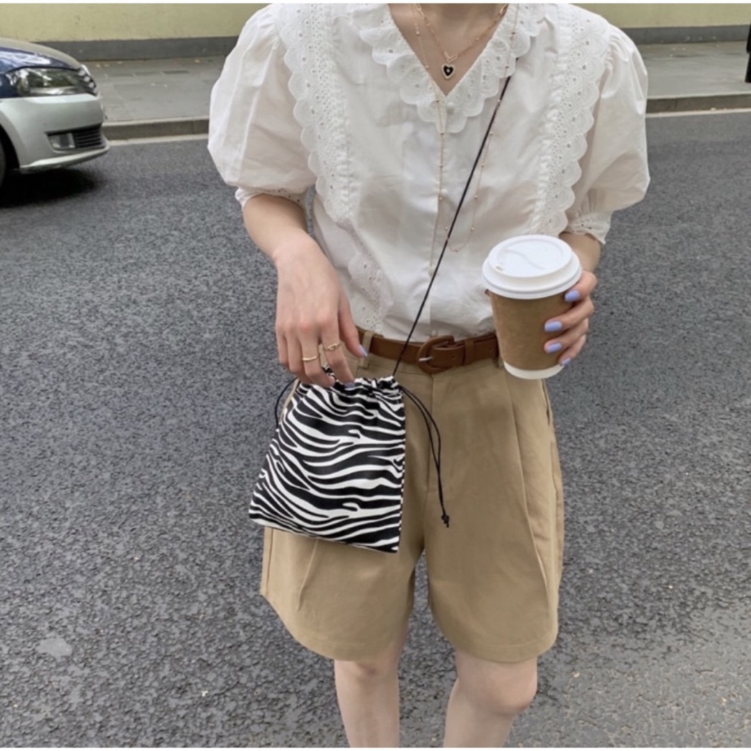 ゼブラミニ巾着ショルダー カジュアル ガーリー きれいめ 化粧ポーチ 小物入れ レディースのバッグ(ショルダーバッグ)の商品写真