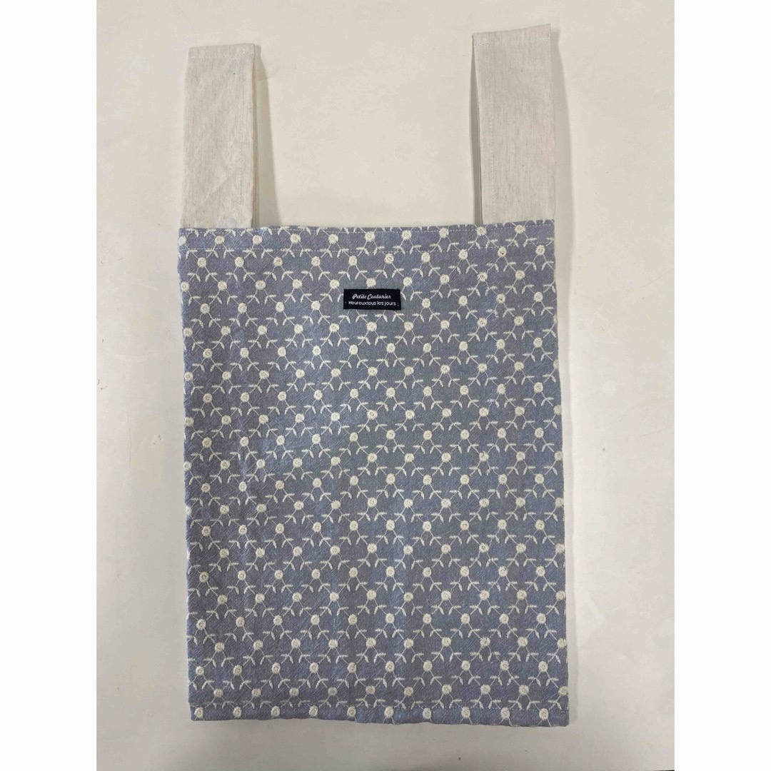 ハンドメイドエコバッグ　コンビニサイズ　刺繍生地　ネイビー レディースのバッグ(エコバッグ)の商品写真