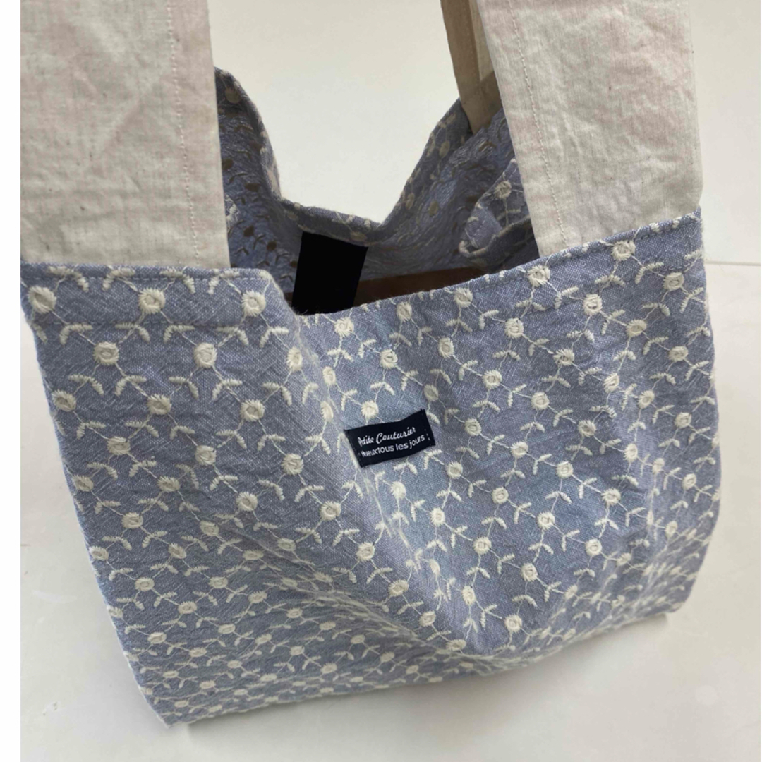 ハンドメイドエコバッグ　コンビニサイズ　刺繍生地　ネイビー レディースのバッグ(エコバッグ)の商品写真