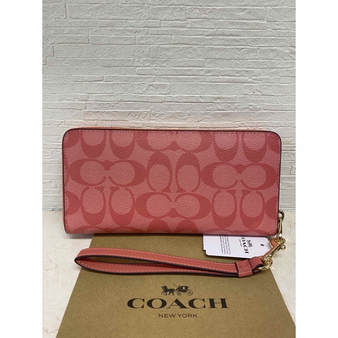 COACH(コーチ)の[新品未使用]✨COACH✨シグネチャー柄ラウンドファスナー長財布ストラップ付き レディースのファッション小物(財布)の商品写真