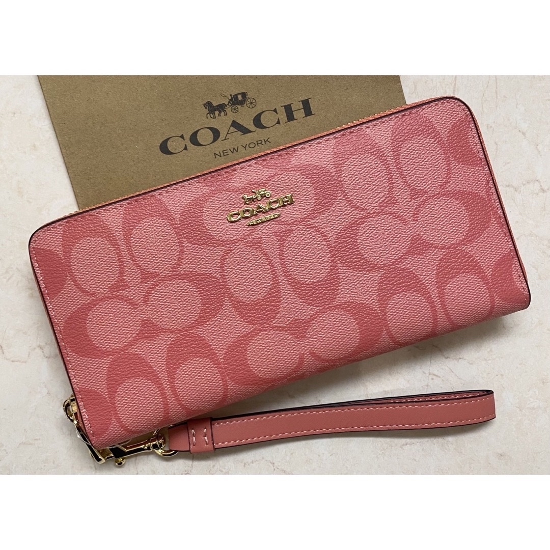 COACH(コーチ)の[新品未使用]✨COACH✨シグネチャー柄ラウンドファスナー長財布ストラップ付き レディースのファッション小物(財布)の商品写真