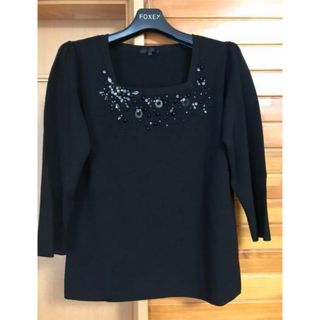 トゥービーシック(TO BE CHIC)の約四万円　新品未使用　TO BE CHIC ビジュー トップス ニット (カットソー(長袖/七分))