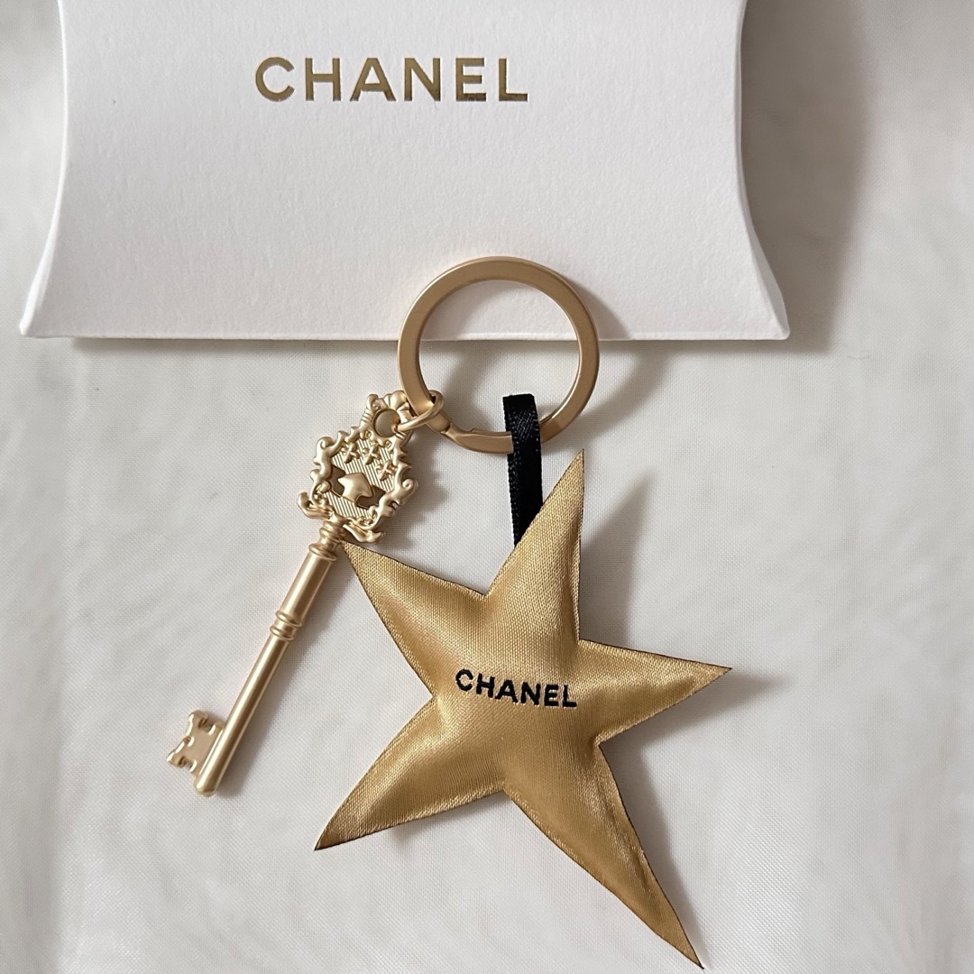 CHANEL(シャネル)の【限定】未使用★CHANEL ノベルティ キーホルダー ホリデー  レディースのファッション小物(キーホルダー)の商品写真