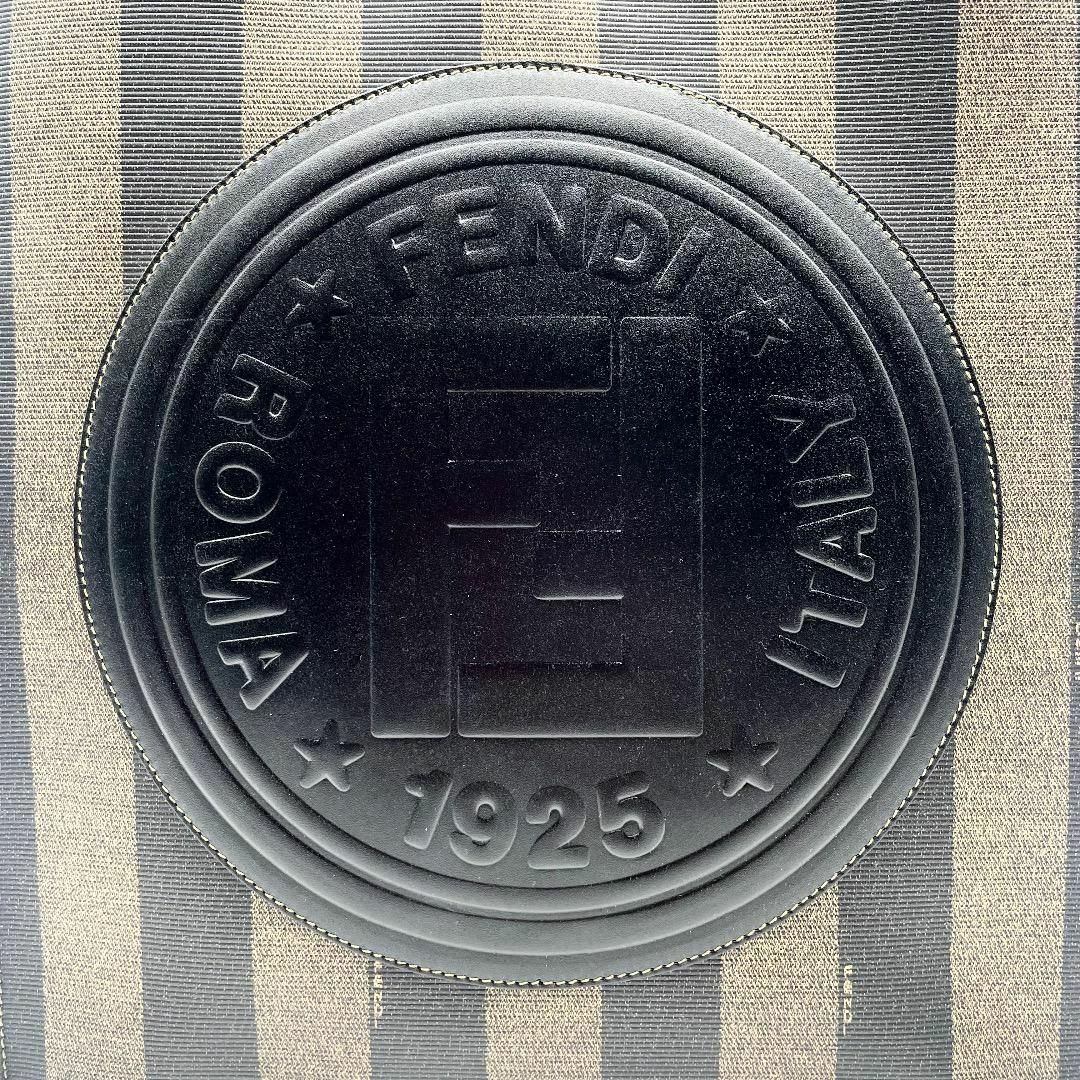 FENDI(フェンディ)の美品✨フェンディ　トートバッグ　ペカン　デカFFロゴ　PVC　レザー　カーキ　黒 レディースのバッグ(トートバッグ)の商品写真