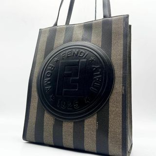 フェンディ(FENDI)の美品✨フェンディ　トートバッグ　ペカン　デカFFロゴ　PVC　レザー　カーキ　黒(トートバッグ)