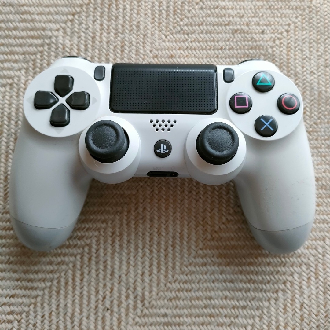 PS4 コントローラーDUALSHOCK 4 エンタメ/ホビーのゲームソフト/ゲーム機本体(携帯用ゲーム機本体)の商品写真