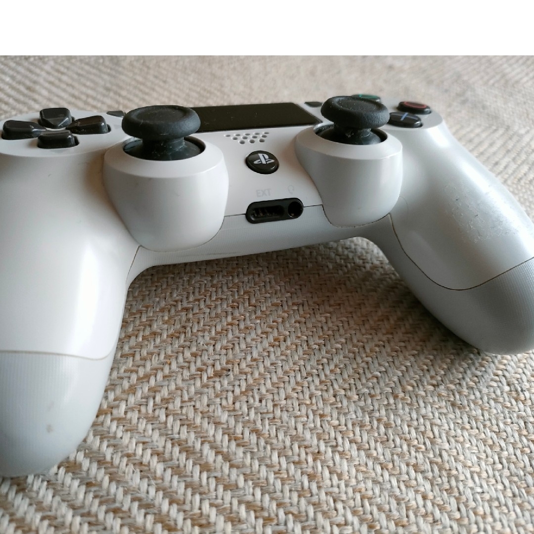 PS4 コントローラーDUALSHOCK 4 エンタメ/ホビーのゲームソフト/ゲーム機本体(携帯用ゲーム機本体)の商品写真