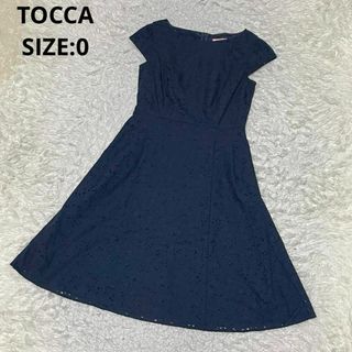 トッカ(TOCCA)のTOCCA カットワークレース ワンピース フレア Aライン 花柄 0 ネイビー(ひざ丈ワンピース)