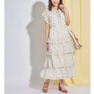 トッコクローゼット(TOCCO closet)の【新品】トッコ クローゼットプチフリルチューリップスリーブティアードワンピース白(ロングワンピース/マキシワンピース)