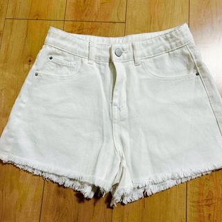 シーイン(SHEIN)のホワイトショートパンツ(ショートパンツ)