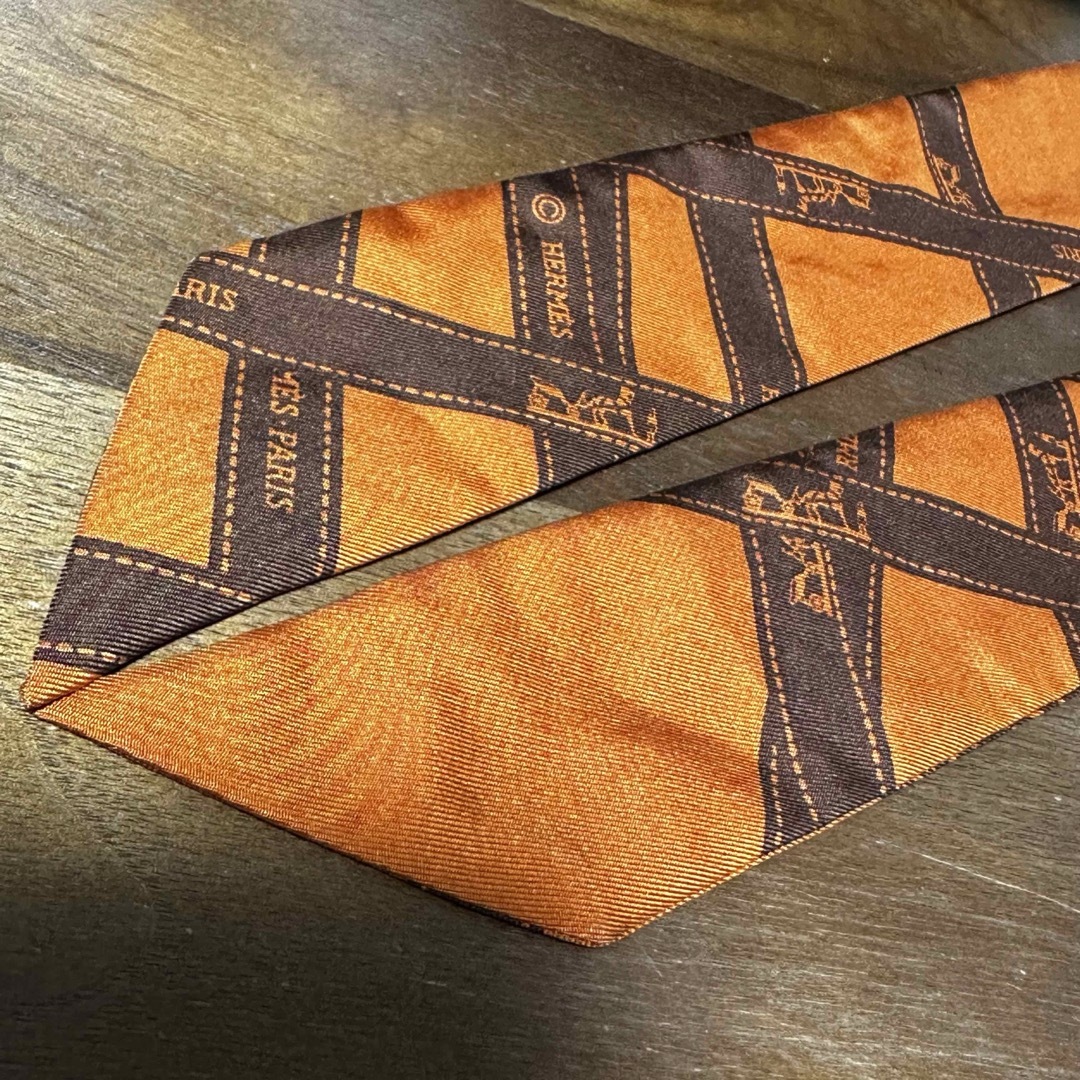 Hermes(エルメス)のエルメス　リボン柄　ボルデュック　ツイリー　オレンジ　シャネル　ヴィトン　グッチ レディースのファッション小物(バンダナ/スカーフ)の商品写真