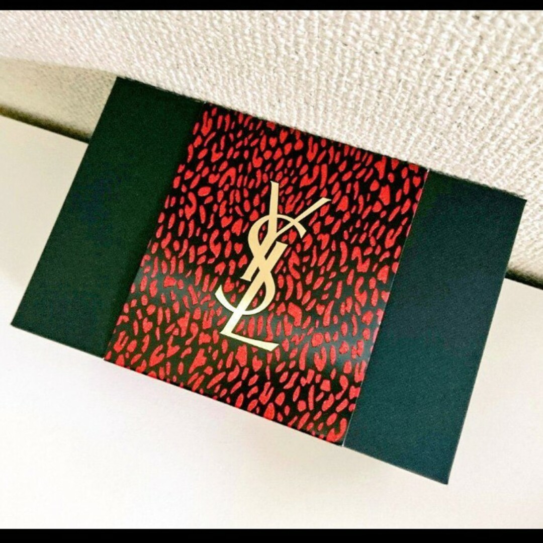 Yves Saint Laurent(イヴサンローラン)のYSL ノエル限定ボックスとサンプル6点 コスメ/美容のベースメイク/化粧品(ファンデーション)の商品写真