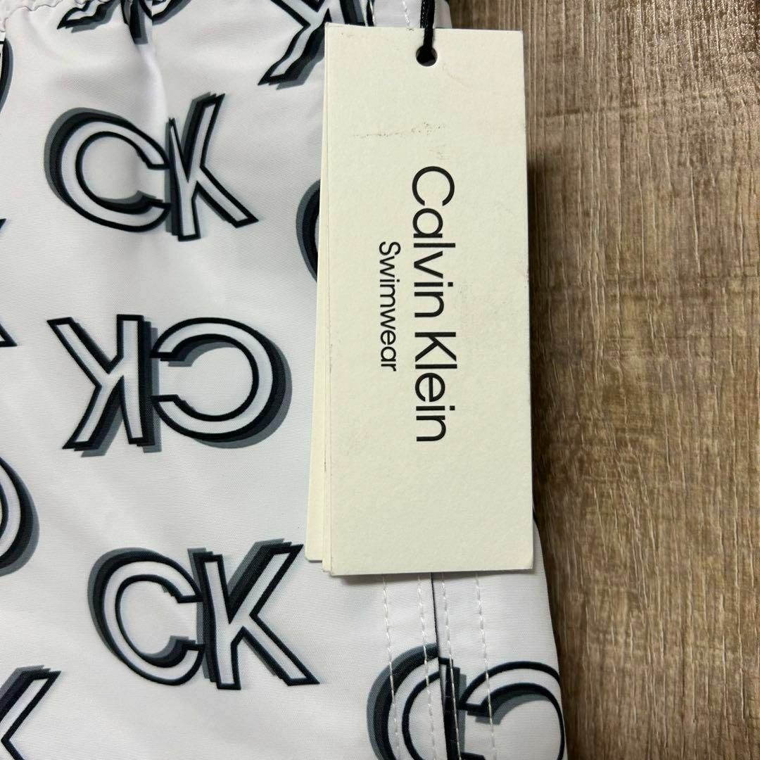 Calvin Klein(カルバンクライン)の【新品】Calvin Klein カルバンクライン　水着　白　CKロゴ総柄　L メンズの水着/浴衣(水着)の商品写真