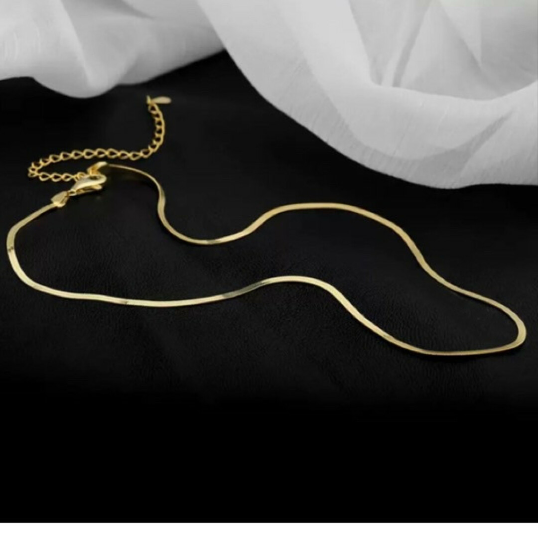 スネークチェーン ネックレス 金色 ゴールド サージカルステンレス シンプル レディースのアクセサリー(ネックレス)の商品写真