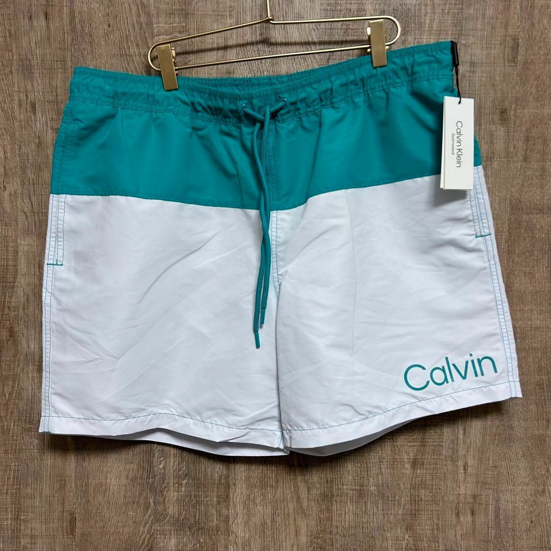 Calvin Klein(カルバンクライン)の【新品】Calvin Klein カルバンクライン　水着　白×青緑　L CKロゴ メンズの水着/浴衣(水着)の商品写真