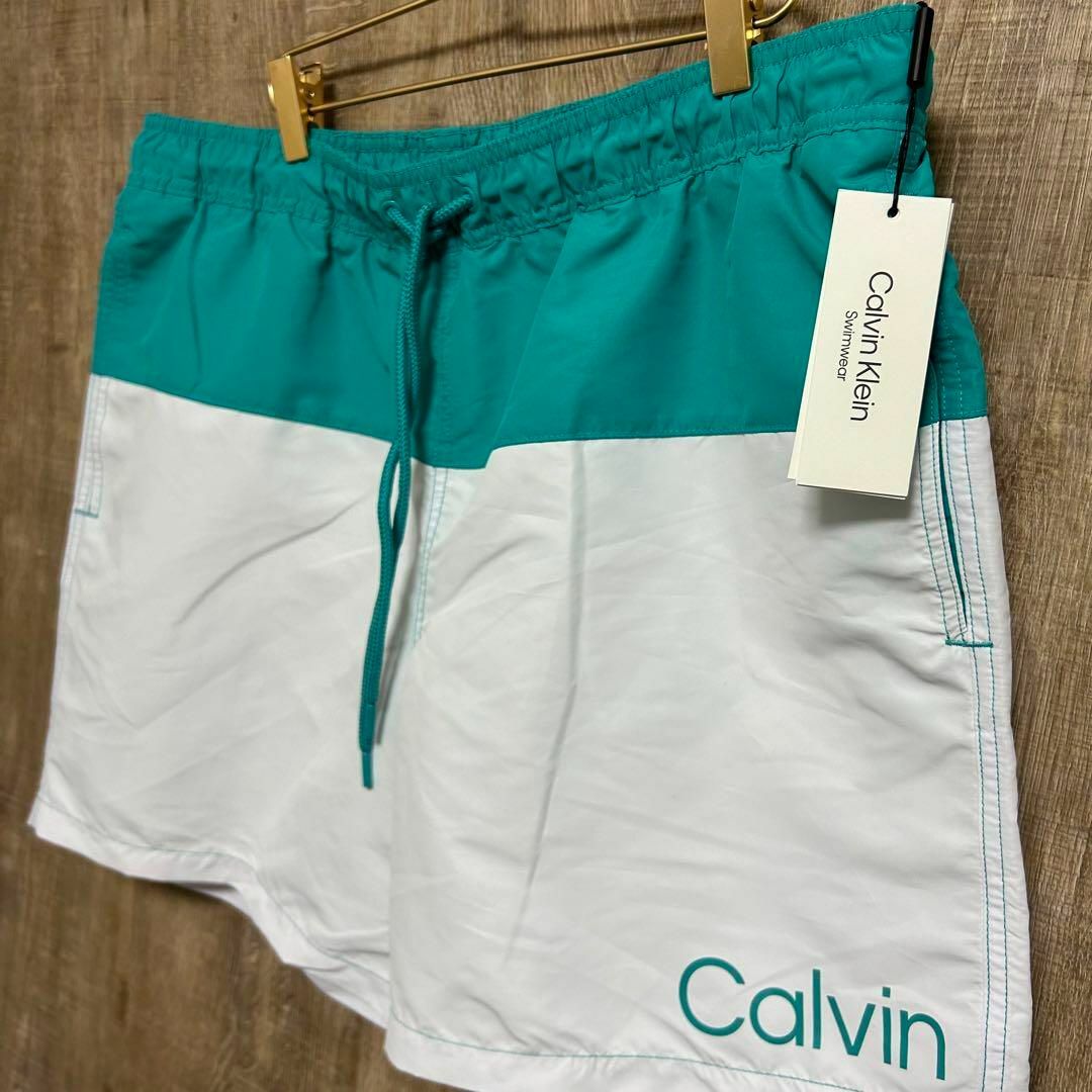 Calvin Klein(カルバンクライン)の【新品】Calvin Klein カルバンクライン　水着　白×青緑　L CKロゴ メンズの水着/浴衣(水着)の商品写真