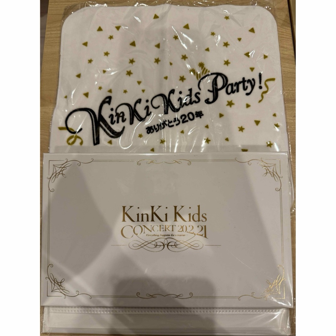 KinKi Kids(キンキキッズ)の【KinKi Kids】会報ファイル 、購入特典ハンドタオル エンタメ/ホビーのタレントグッズ(アイドルグッズ)の商品写真