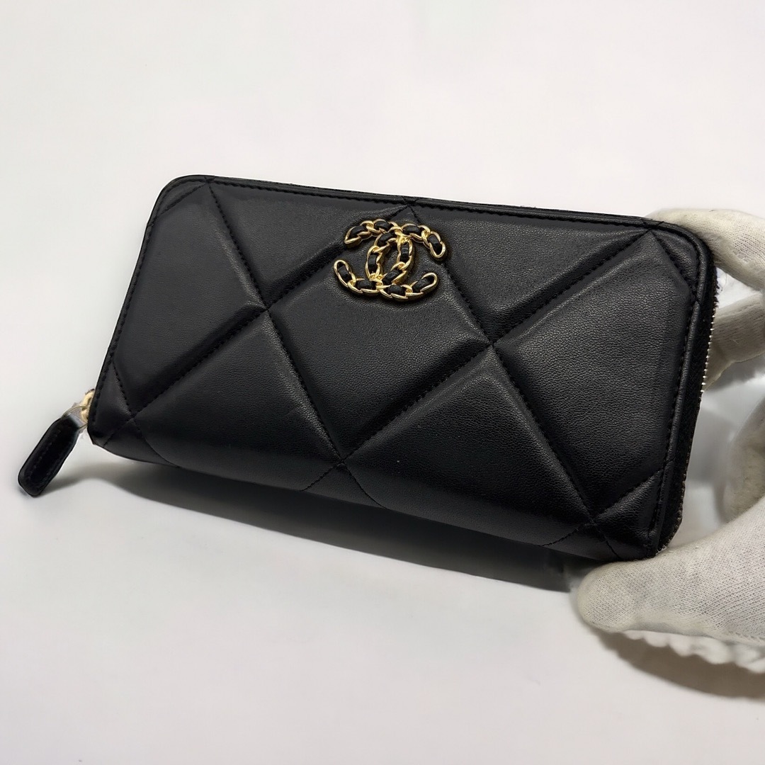 CHANEL(シャネル)の希少品 CHANEL 19  ロング ジップ ウォレット ラムスキン マトラッセ レディースのファッション小物(財布)の商品写真