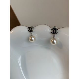 シャネル(CHANEL)のシャネルピアス　パール付きピアス(ピアス)