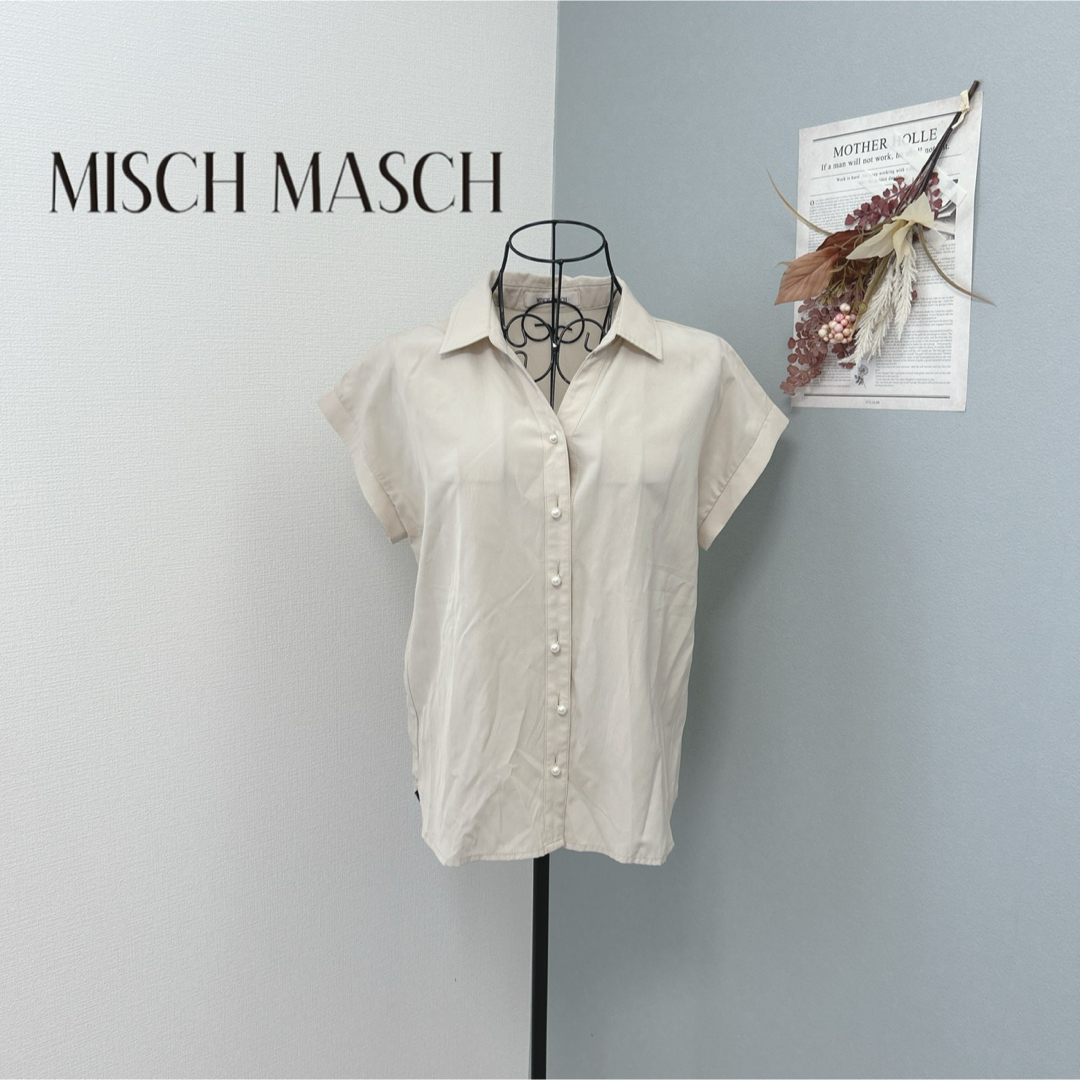 MISCH MASCH(ミッシュマッシュ)のミッシュマッシュ　パールボタン付き　半袖　シャツ　ベージュ レディースのトップス(シャツ/ブラウス(半袖/袖なし))の商品写真