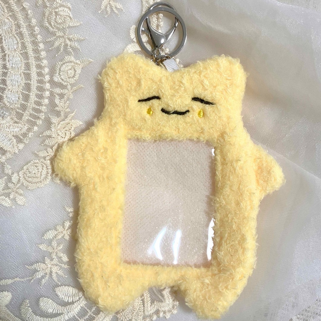 トレカケース　トレカホルダー　毛糸　ふわふわ　ネコ　イエロー　新品 エンタメ/ホビーのタレントグッズ(アイドルグッズ)の商品写真