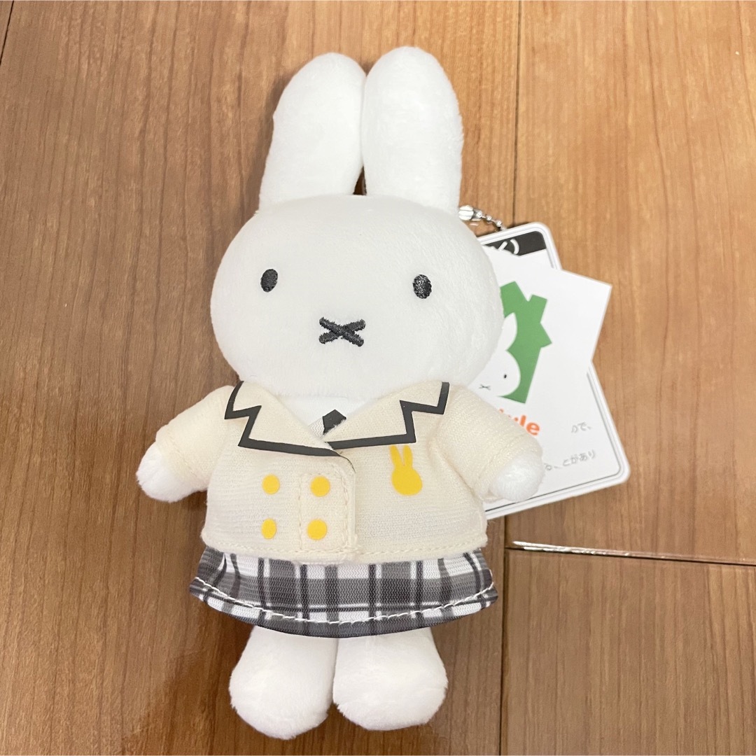 miffy(ミッフィー)のおそろい制服ミッフィー ホワイト エンタメ/ホビーのおもちゃ/ぬいぐるみ(キャラクターグッズ)の商品写真