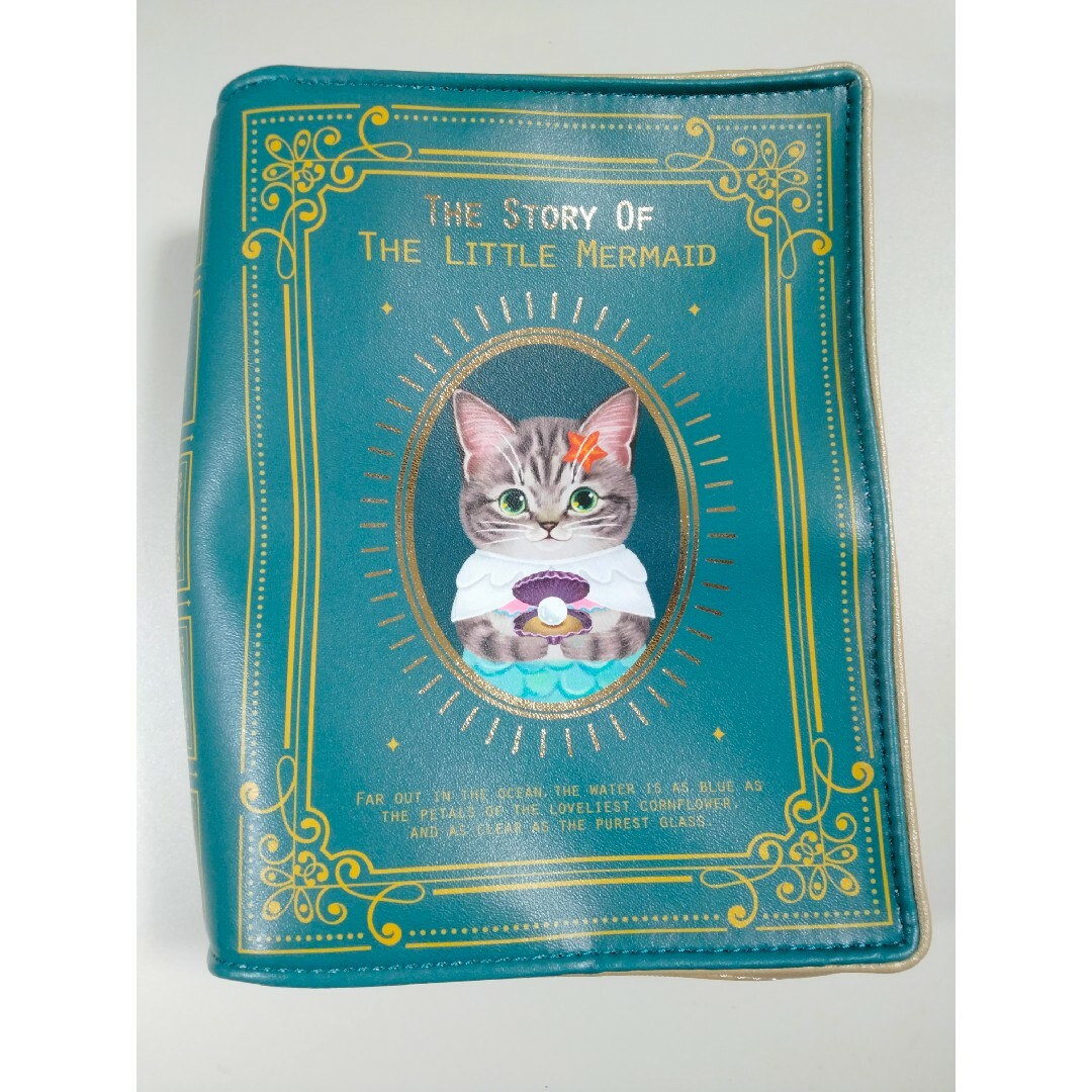 FELISSIMO(フェリシモ)のフェリシモ 猫が主役の洋書風ポーチ リトルマーメイド ブック型 猫部 童話の世界 レディースのファッション小物(ポーチ)の商品写真