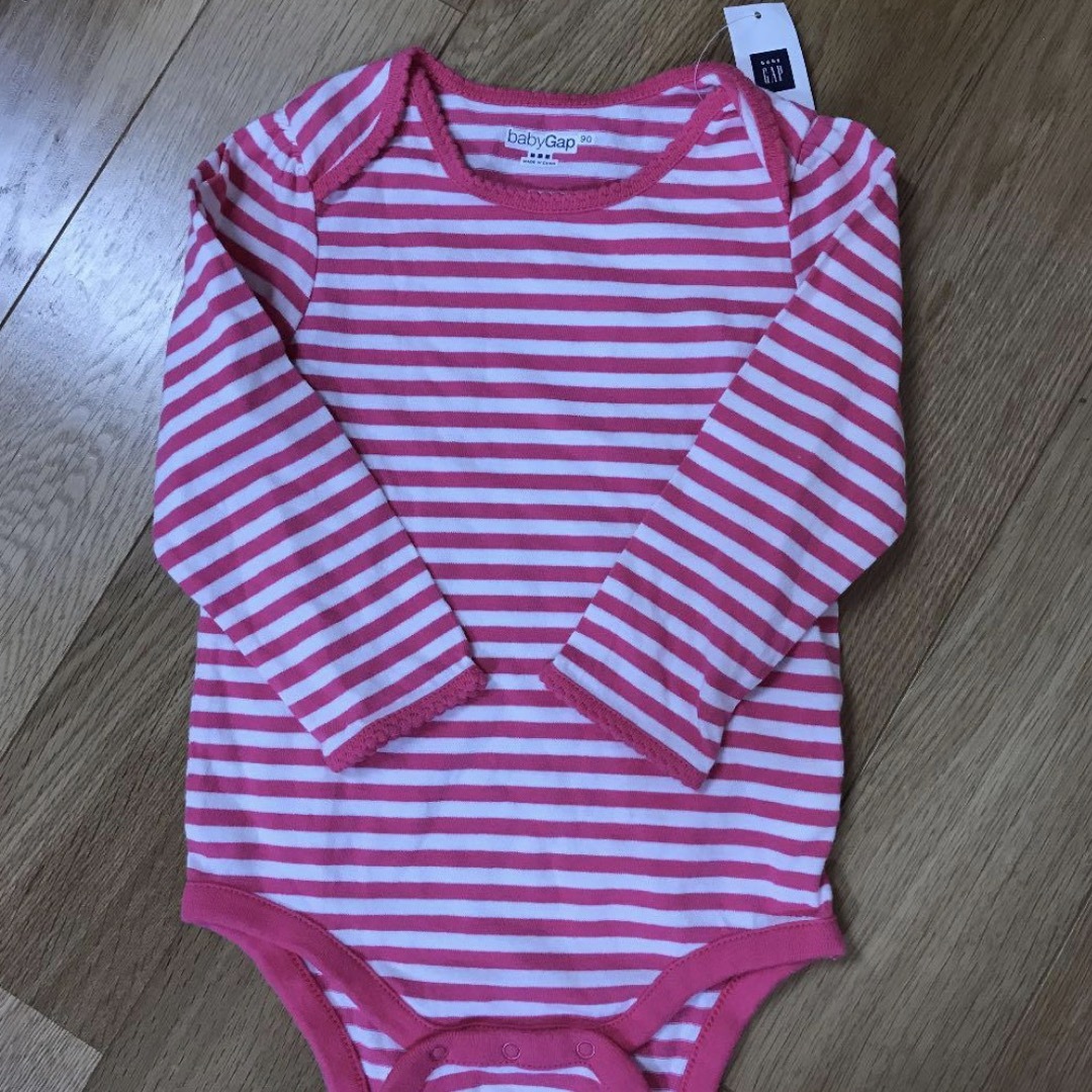 babyGAP(ベビーギャップ)のピンクロンパース　新品未使用タグ付き　ボーダー　ベビーギャップ　可愛い　女の子服 キッズ/ベビー/マタニティのベビー服(~85cm)(ロンパース)の商品写真