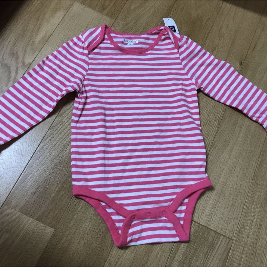 babyGAP(ベビーギャップ)のピンクロンパース　新品未使用タグ付き　ボーダー　ベビーギャップ　可愛い　女の子服 キッズ/ベビー/マタニティのベビー服(~85cm)(ロンパース)の商品写真