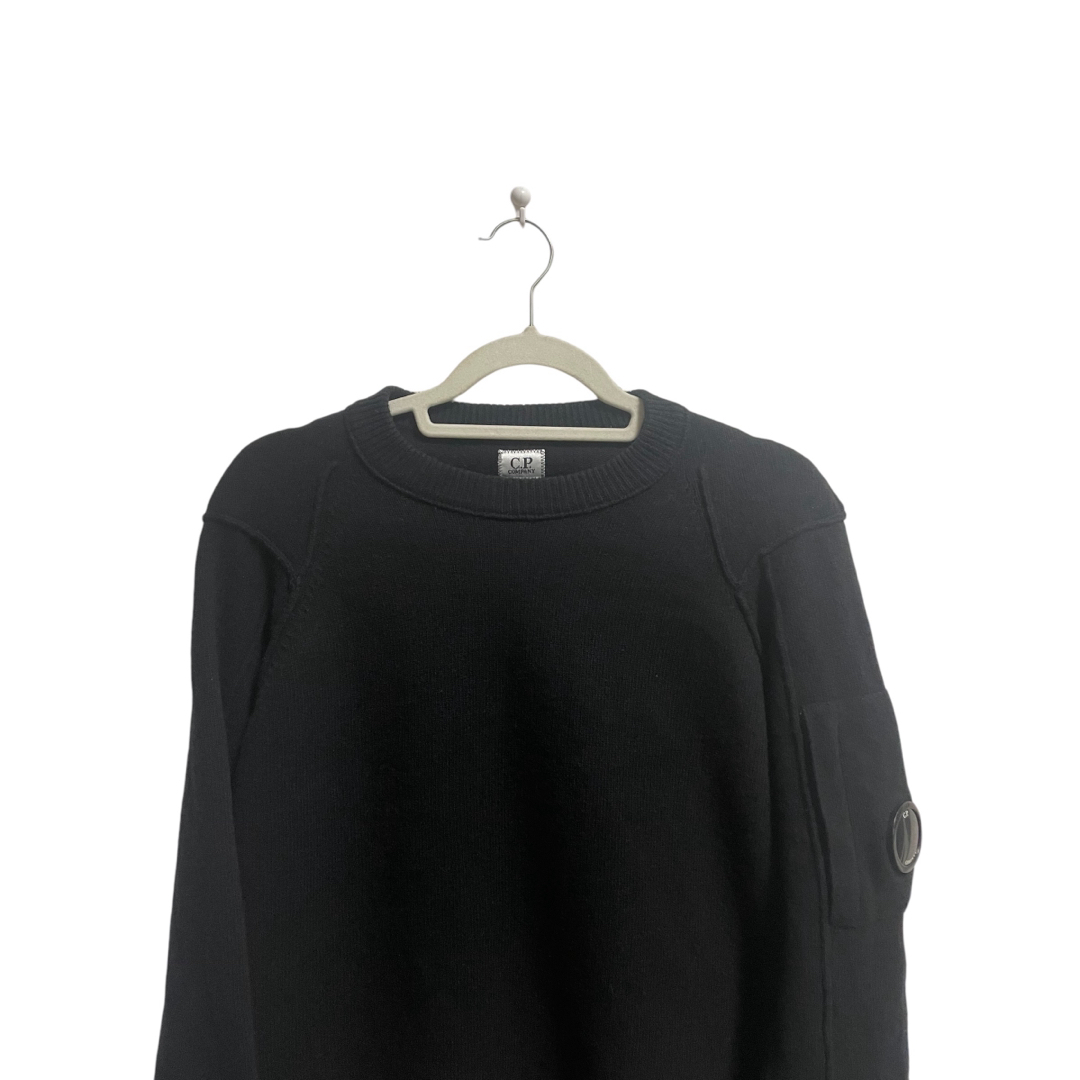 C.P. Company(シーピーカンパニー)のC.P. COMPANY ARM LENS CREW NECK KNIT 48 メンズのトップス(ニット/セーター)の商品写真