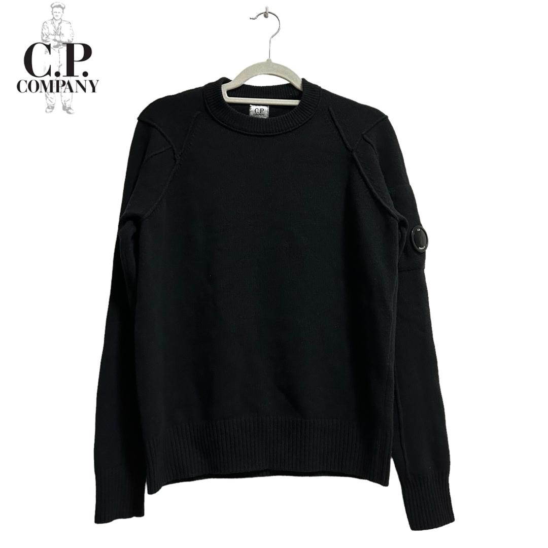 C.P. Company(シーピーカンパニー)のC.P. COMPANY ARM LENS CREW NECK KNIT 48 メンズのトップス(ニット/セーター)の商品写真