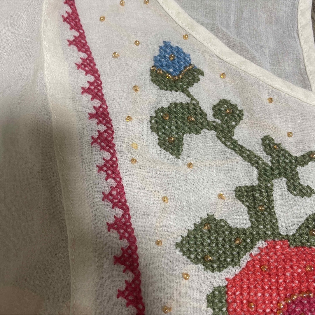 Dot&Stripes CHILDWOMAN(ドットアンドストライプスチャイルドウーマン)のドットアンドストライプス　刺繍　ビーズ　トップス レディースのトップス(シャツ/ブラウス(半袖/袖なし))の商品写真