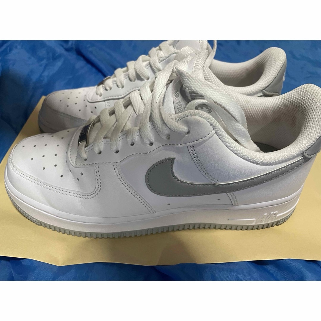 NIKE(ナイキ)のNIKE AIR FORCE 1 '07 メンズの靴/シューズ(スニーカー)の商品写真