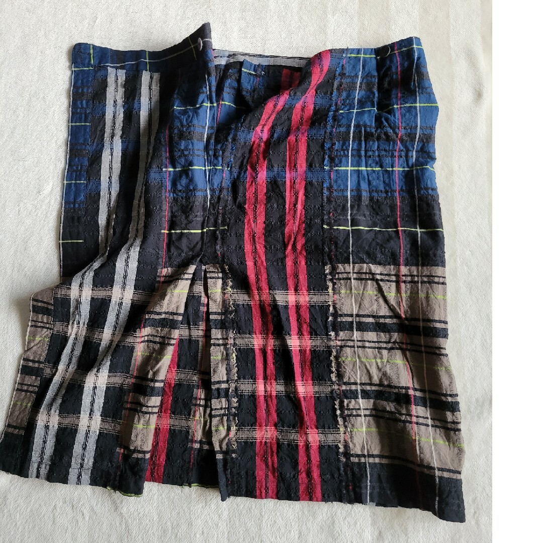 ISSEY MIYAKE(イッセイミヤケ)のHaaRT イッセイ ミヤケ チェック ラップ風 チェック スカート レディースのスカート(ひざ丈スカート)の商品写真