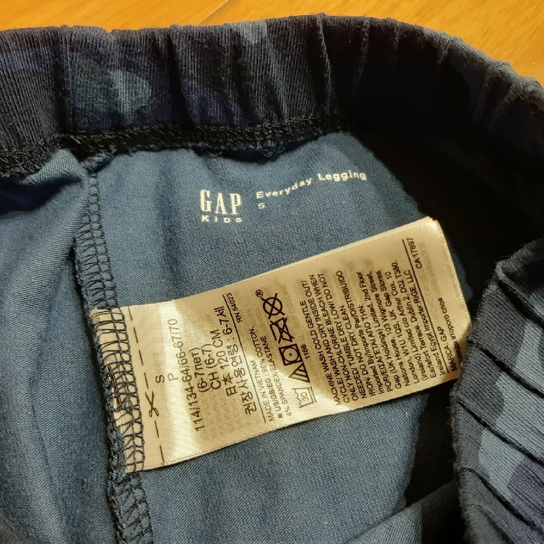 GAP Kids(ギャップキッズ)のギャップ　キッズ　レギンス　S　120　6 7 GAP　スパッツ　迷彩　カモフラ キッズ/ベビー/マタニティのキッズ服女の子用(90cm~)(パンツ/スパッツ)の商品写真