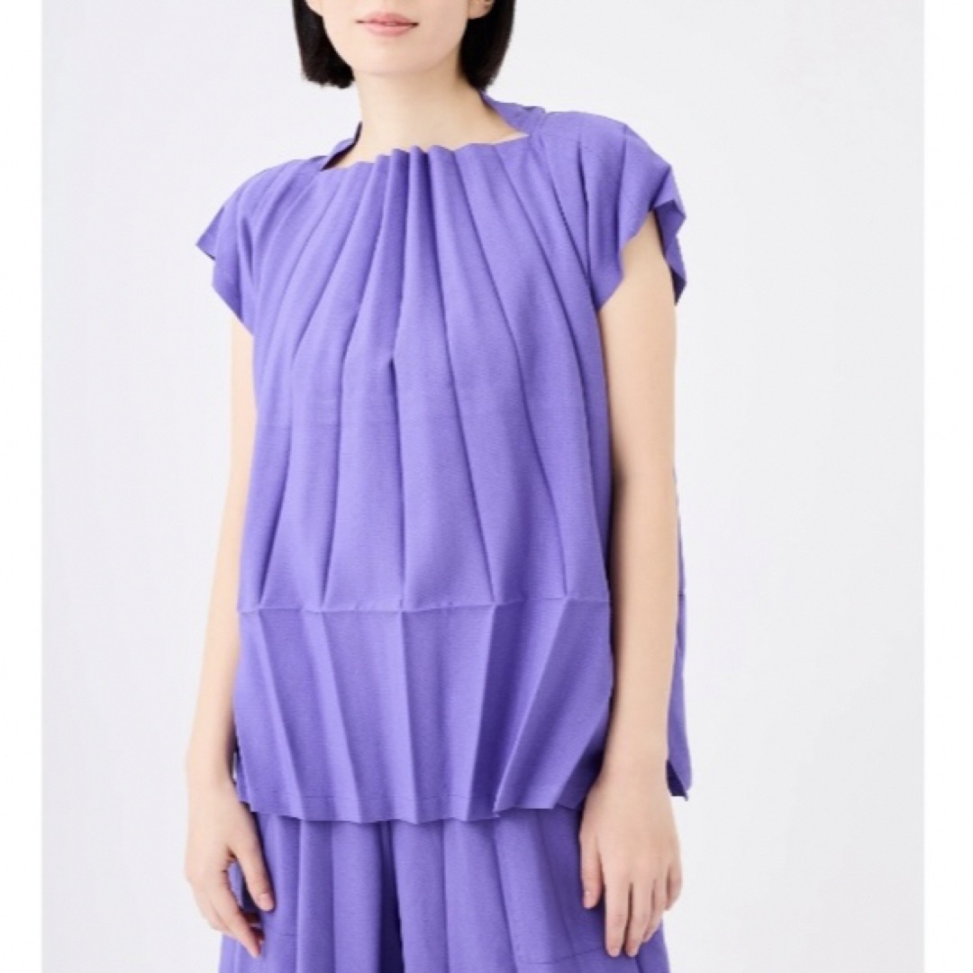 ISSEY MIYAKE(イッセイミヤケ)の【新品タグ付】me ISSEY MIYAKE RIPPLE PLEATS TOP レディースのトップス(シャツ/ブラウス(半袖/袖なし))の商品写真