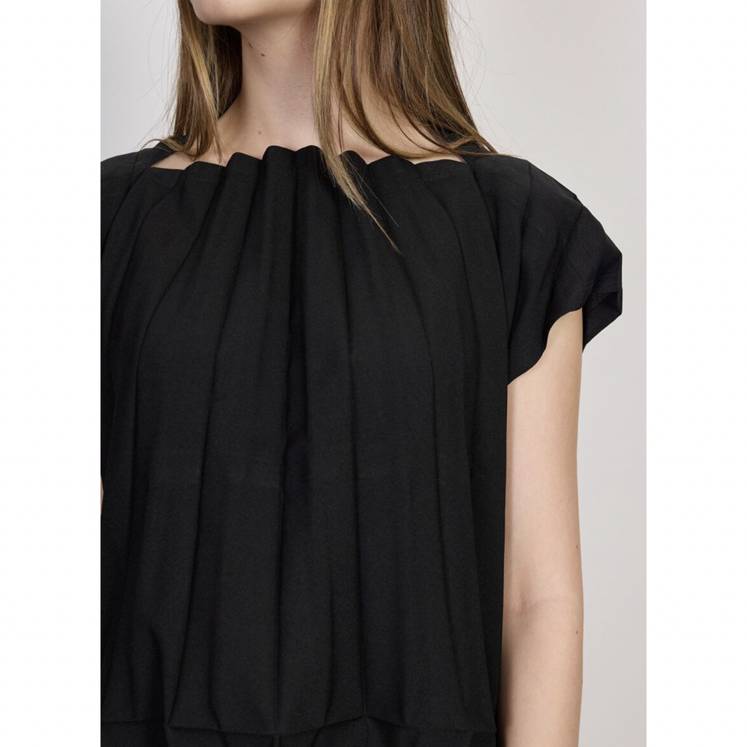 ISSEY MIYAKE(イッセイミヤケ)の【新品タグ付】me ISSEY MIYAKE RIPPLE PLEATS TOP レディースのトップス(シャツ/ブラウス(半袖/袖なし))の商品写真