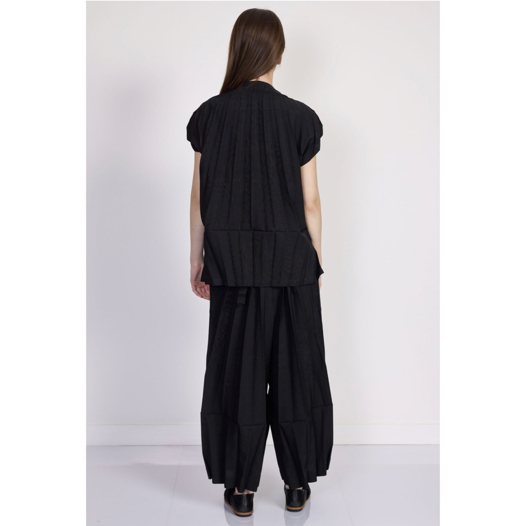 ISSEY MIYAKE(イッセイミヤケ)の【新品タグ付】me ISSEY MIYAKE RIPPLE PLEATS TOP レディースのトップス(シャツ/ブラウス(半袖/袖なし))の商品写真