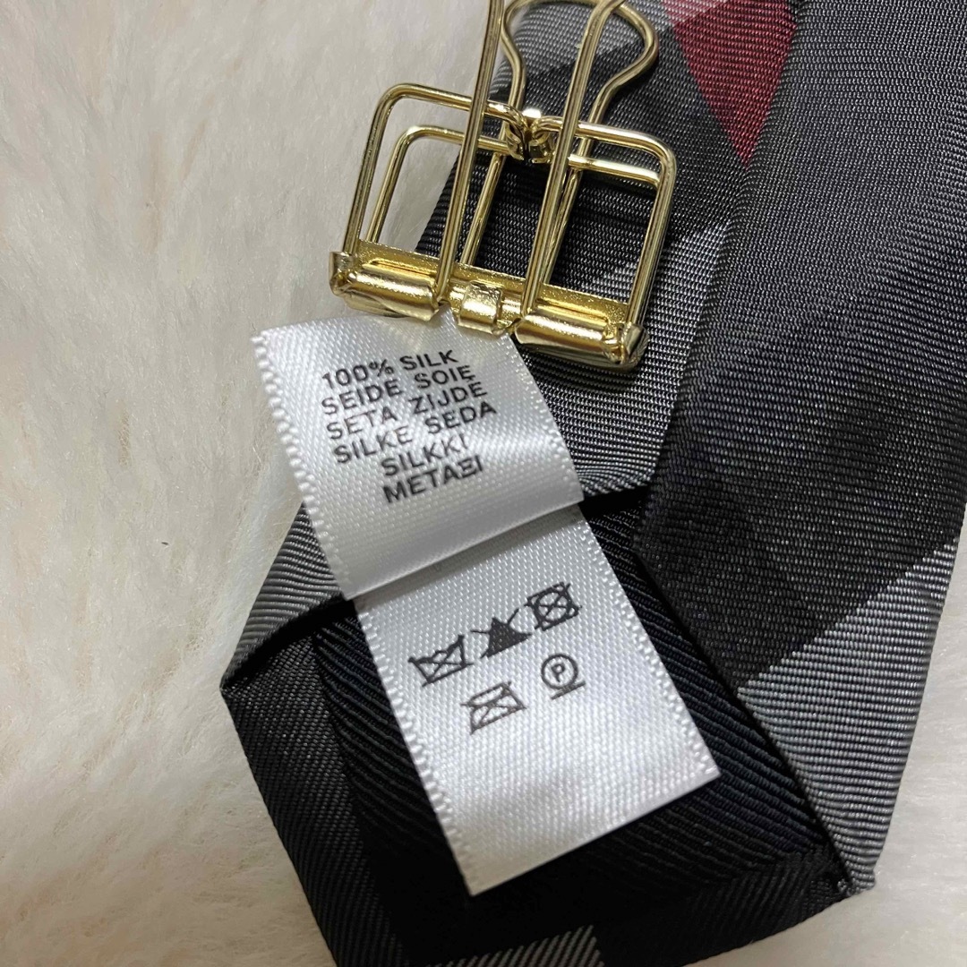 BURBERRY(バーバリー)の美品 BURBERRY 現行ロゴ シルク100％ チェック ネクタイ 黒 グレー メンズのファッション小物(ネクタイ)の商品写真