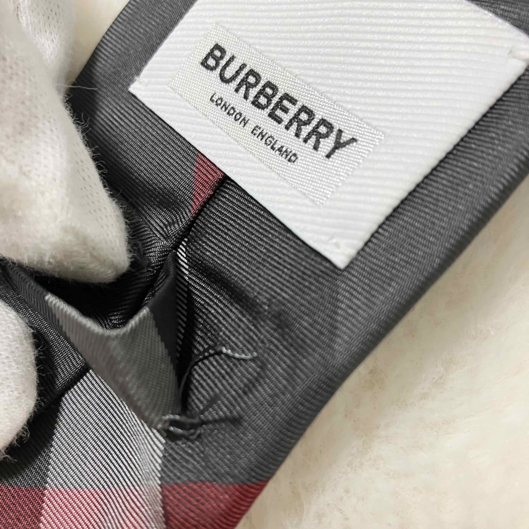 BURBERRY(バーバリー)の美品 BURBERRY 現行ロゴ シルク100％ チェック ネクタイ 黒 グレー メンズのファッション小物(ネクタイ)の商品写真