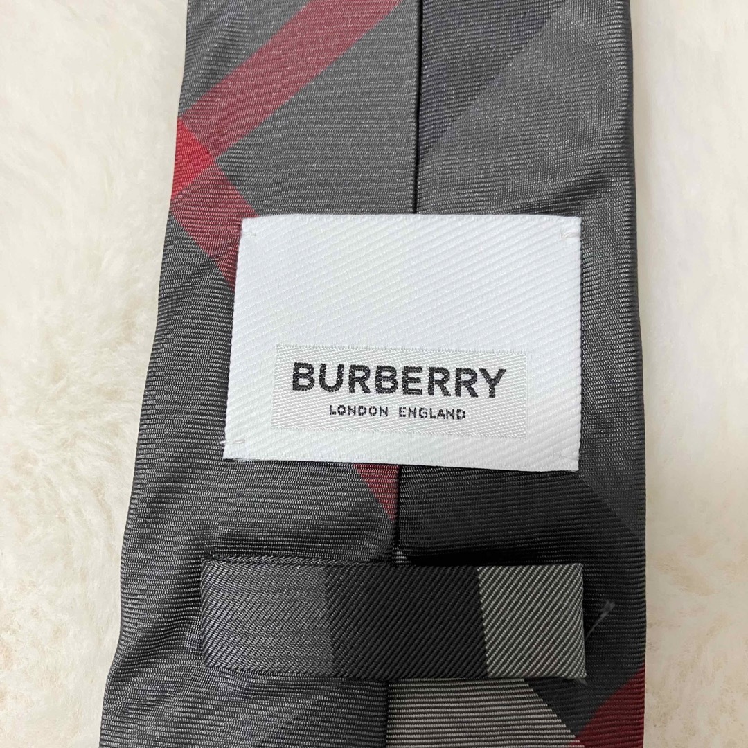 BURBERRY(バーバリー)の美品 BURBERRY 現行ロゴ シルク100％ チェック ネクタイ 黒 グレー メンズのファッション小物(ネクタイ)の商品写真