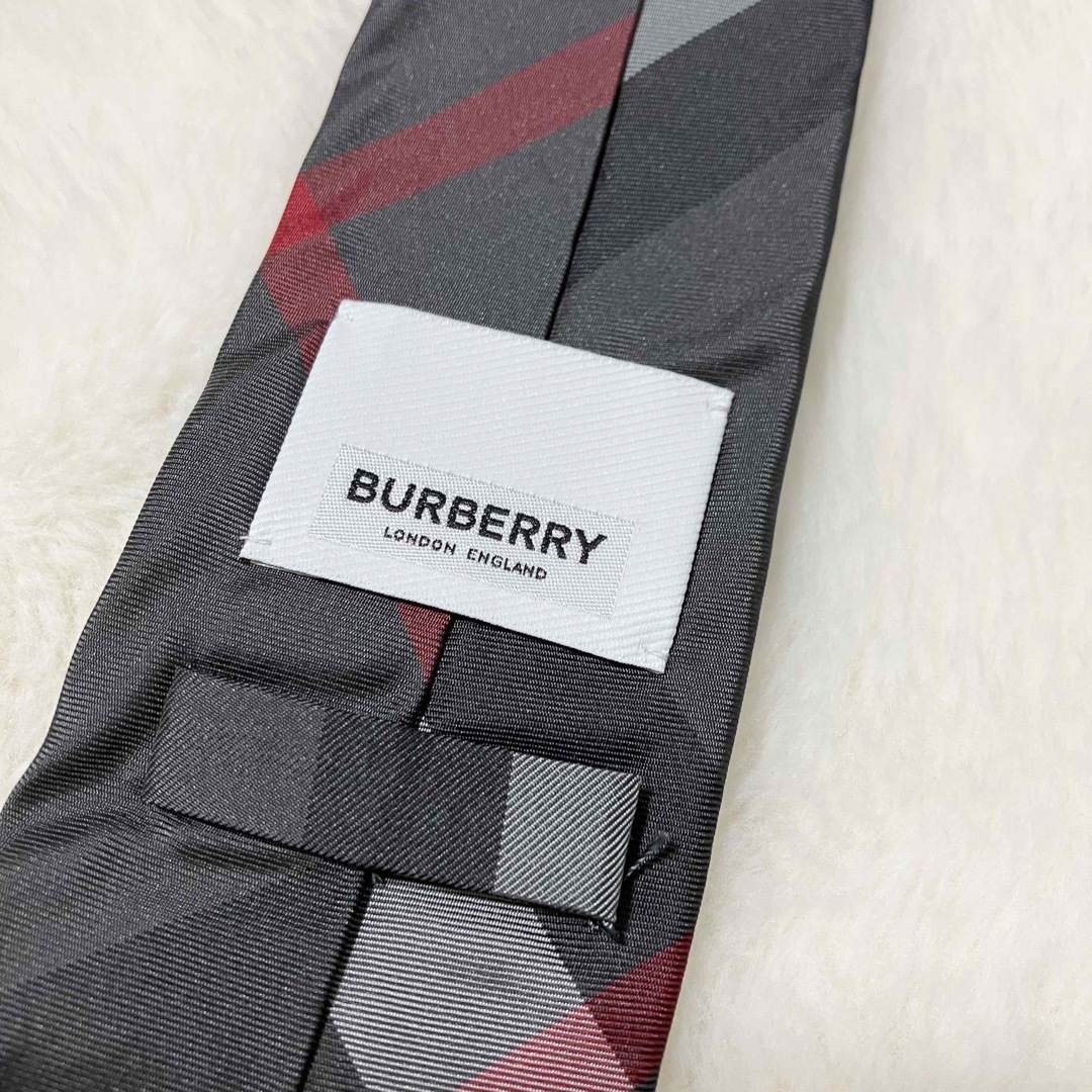 BURBERRY(バーバリー)の美品 BURBERRY 現行ロゴ シルク100％ チェック ネクタイ 黒 グレー メンズのファッション小物(ネクタイ)の商品写真