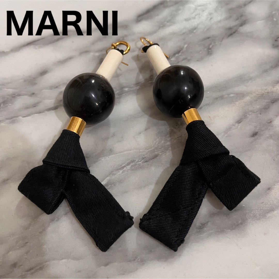 Marni(マルニ)のMARNI 大振り　ピアス　リボン　ビーズ　ブラック　ゴールド　マルニ レディースのアクセサリー(ピアス)の商品写真