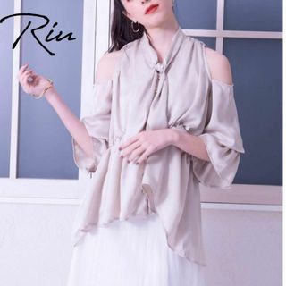 【新品タグ付き】Riu ブラウス　ボウタイ　肩出し　ベージュ　Rちゃん　光沢(シャツ/ブラウス(長袖/七分))