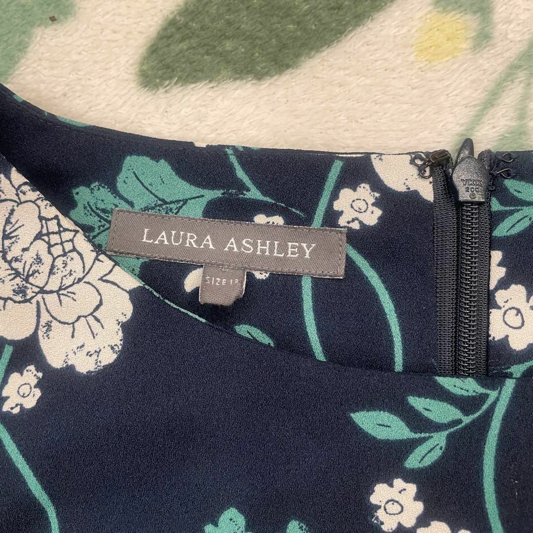 LAURA ASHLEY(ローラアシュレイ)のLaura Ashley　ローラアシュレイ　ブラウス ネイビー 花柄 バラ 13 レディースのトップス(シャツ/ブラウス(長袖/七分))の商品写真