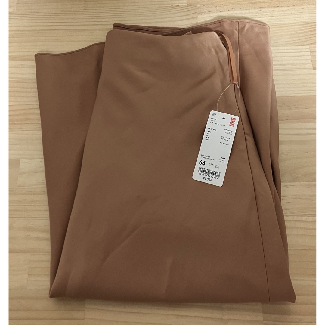 UNIQLO(ユニクロ)の新品　ユニクロ　サテンナローフレアスカート（丈標準74cm）　ウエスト64 レディースのスカート(ひざ丈スカート)の商品写真