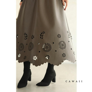 カワイイ(cawaii)の【新品タグ付き】美しく光に透けるパンチングレースのフェイクレザースカート(ロングスカート)