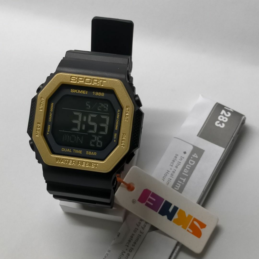 50m防水ウォッチ デジタル腕時計 デュアルタイムスクエア角型ゴールド金 メンズの時計(腕時計(デジタル))の商品写真