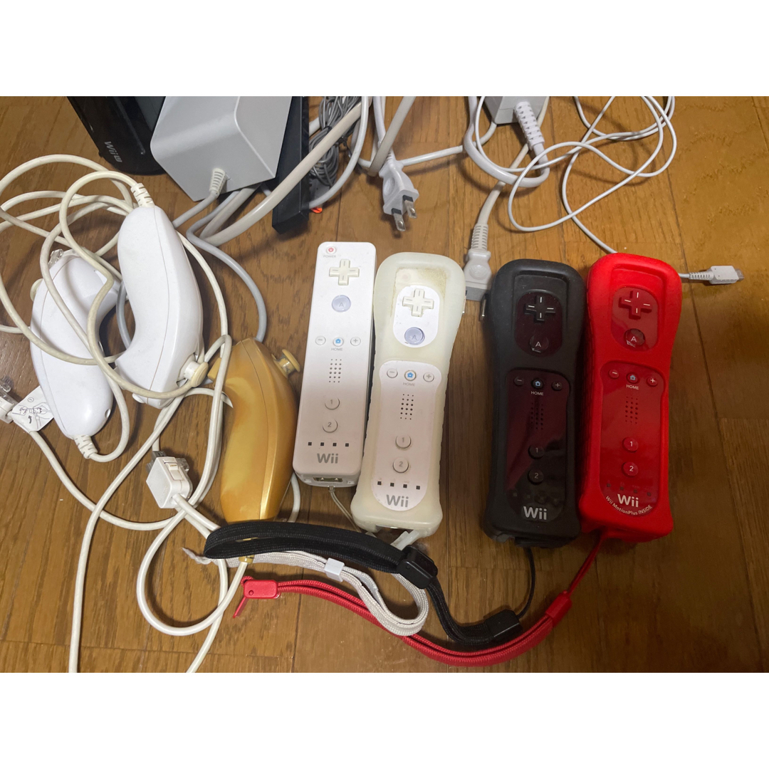 任天堂(ニンテンドウ)のニンテンドー Wii U 本体　ブラック　黒　 32GB 　 エンタメ/ホビーのゲームソフト/ゲーム機本体(家庭用ゲーム機本体)の商品写真